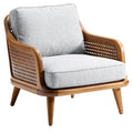 Moderne houten fauteuil met gestoffeerde kussens en uitgevoerd in een Scandinavische stijl.
