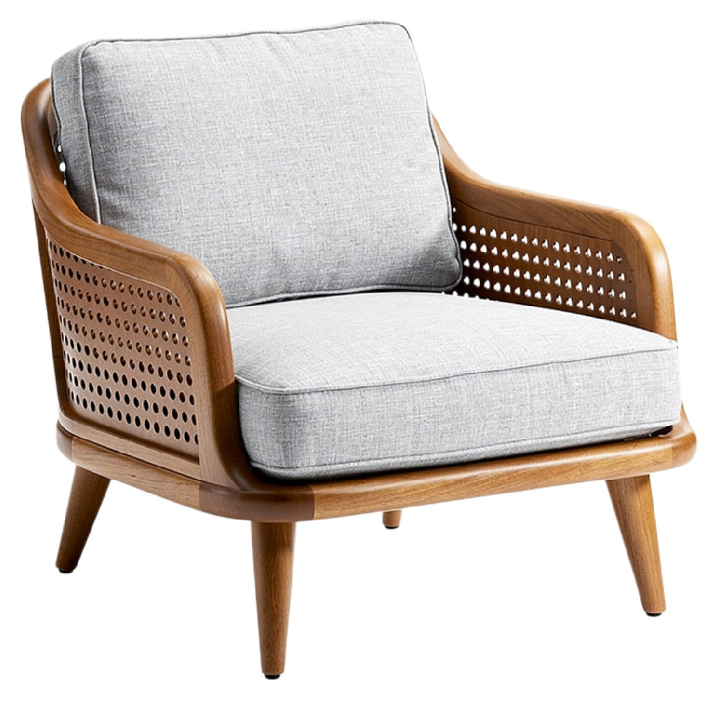 Moderne houten fauteuil met gestoffeerde kussens en uitgevoerd in een Scandinavische stijl.